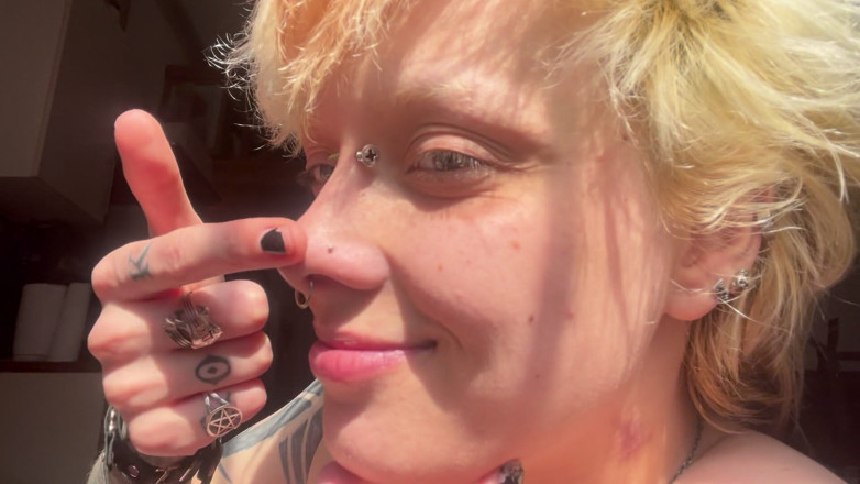 Glitterqueen1999: Goth Girl in the Sun Nose Fetish Nose Rubbing Pig...