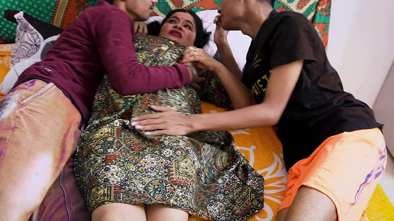 Xtramood: Adik tiri menikmati dan berkongkek keras dengan dua abang tirinya,...