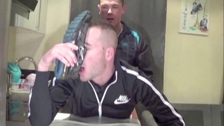 Sneaker gay: 犯さによるグレッグセンチュリとスニーカー屈辱