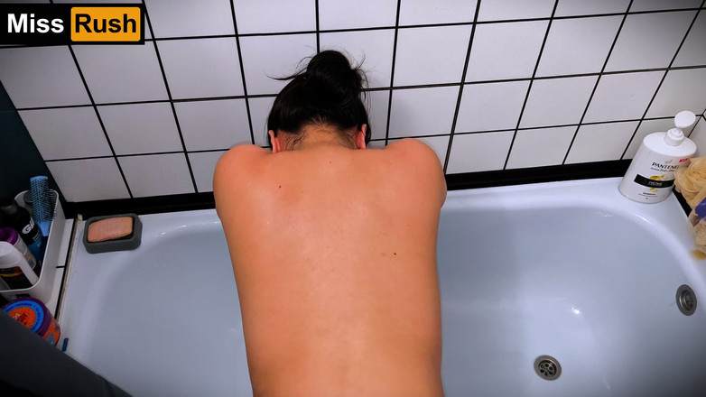 Vazar No Limit: 美しいインドのスラットがシャワーを浴びているところを捕らえ、強制的なディープスロート、激しいアナルセックスと濡れた全身に射精