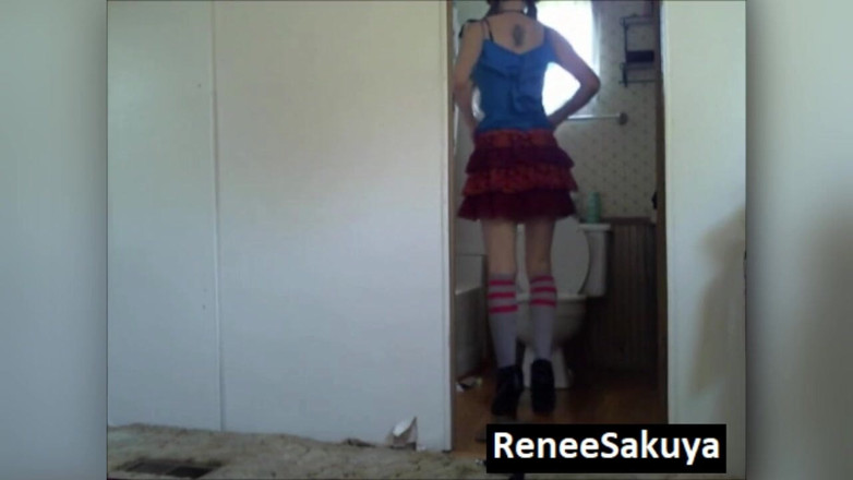 Renee Sakuya: Odanın öbür ucuna işiyor