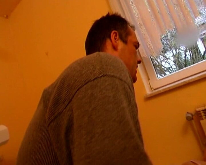 German Amateur Videos: Эта шаловливая немецкая крошка получила сперму на ее ступни