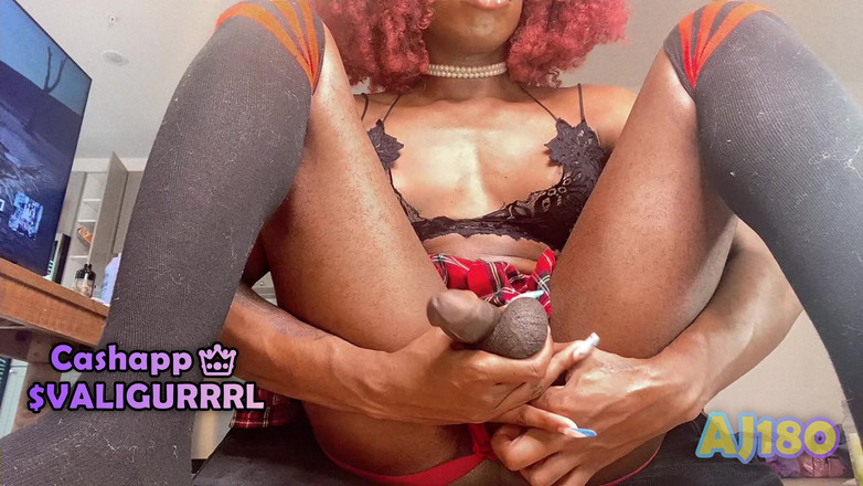 AJ180: Aj180 olejuje její zadek, ukazuje její obří péro Bulge &amp; Twerks...