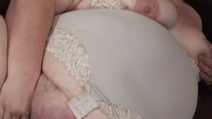 Time To Jerk Off: Mollige rijpe milf hard geneukt op zijn hondjes