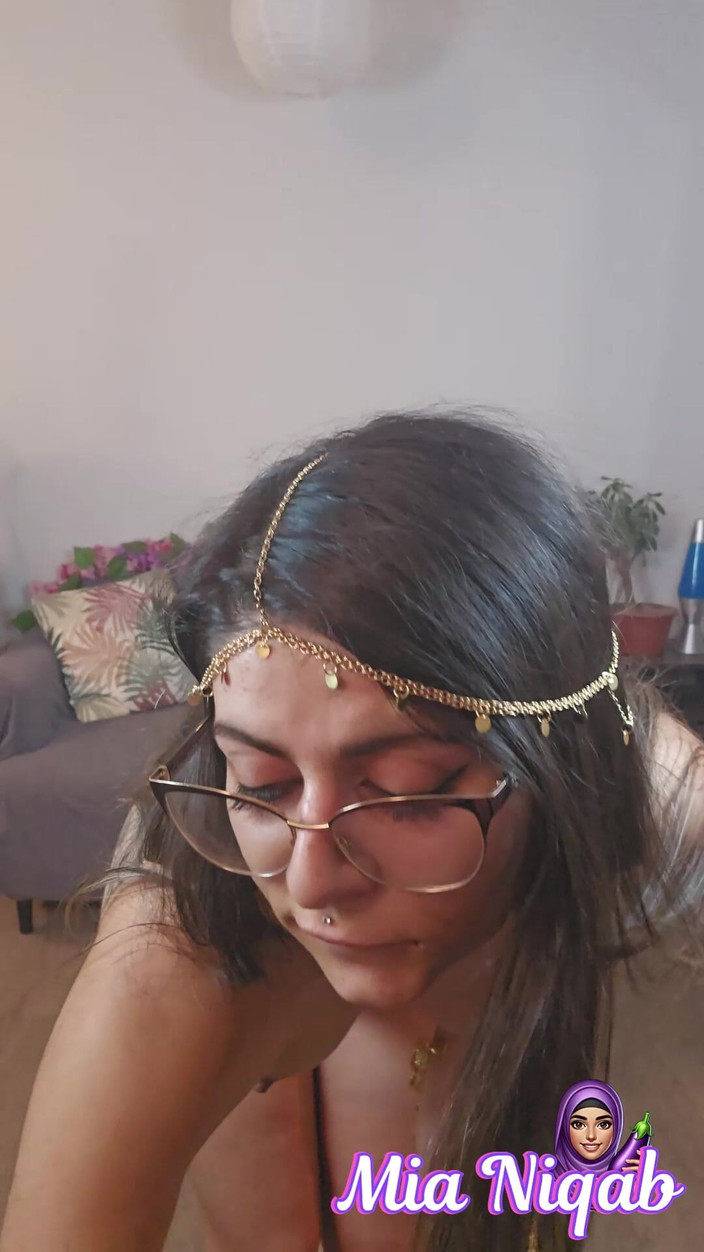 MiaNIqab: 93. danza del vientre árabe mientras desnudándose a Mia Niqab