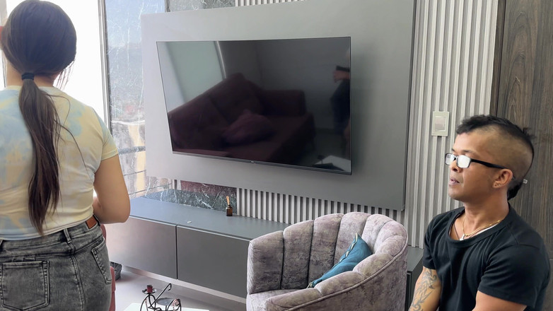 Julianaburning: 巨大なチンコの小人が怒った隣人の欲求不満な相手と本物の自家製セックスをする。