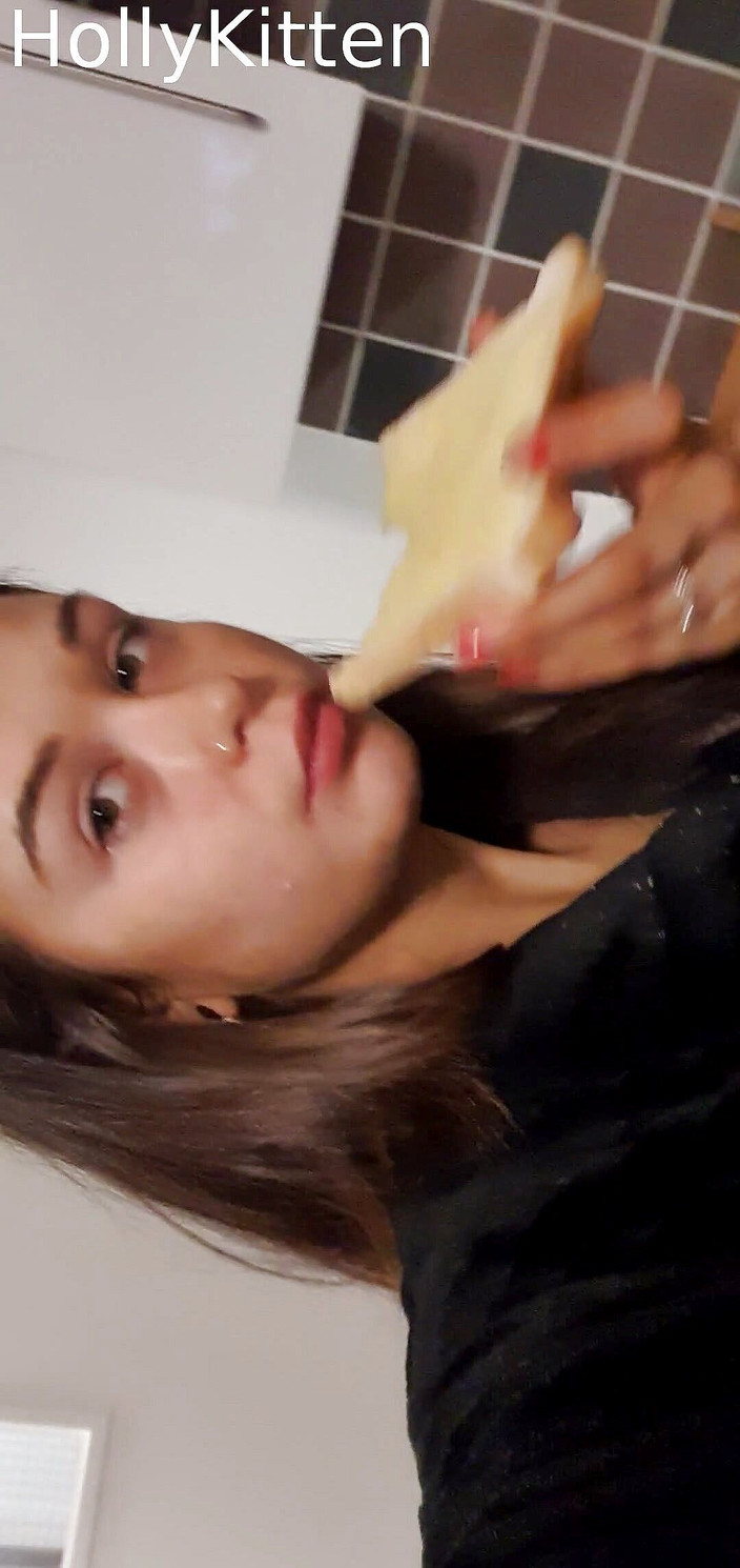 Holly Kitten: Holly Kitten mig äter ost på rostat bröd