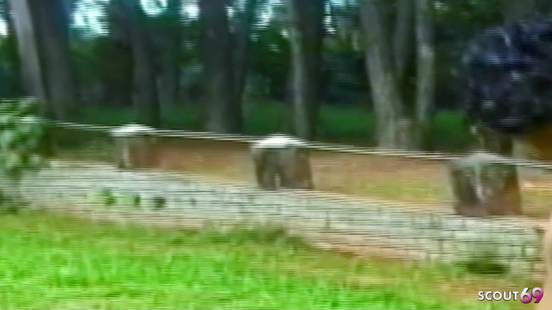 Shemale TS Collection: Loira travesti é secretamente fodida na floresta em seu cu apertado