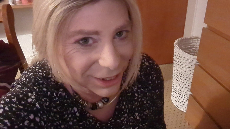 NikkiGee: Hisap pada kelentit saya, telan pancutan mani besar saya!