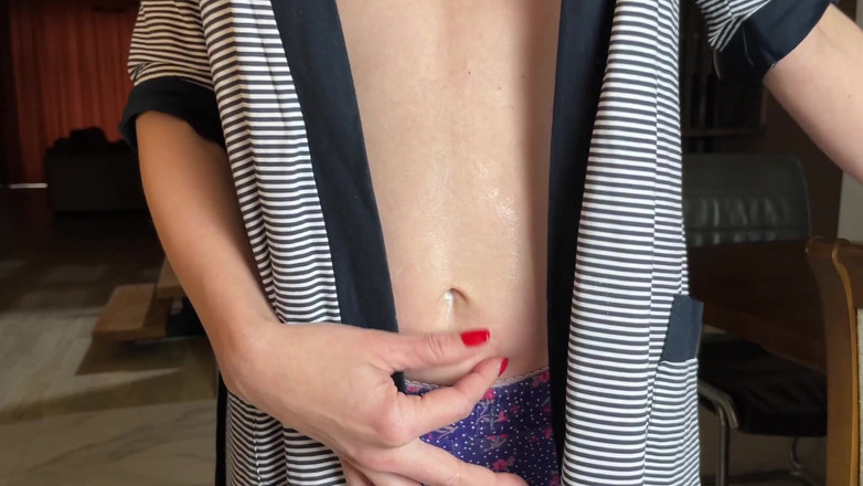 Mistress Mary: Dotkněte se mého břicha tvou pérovou hlavicí