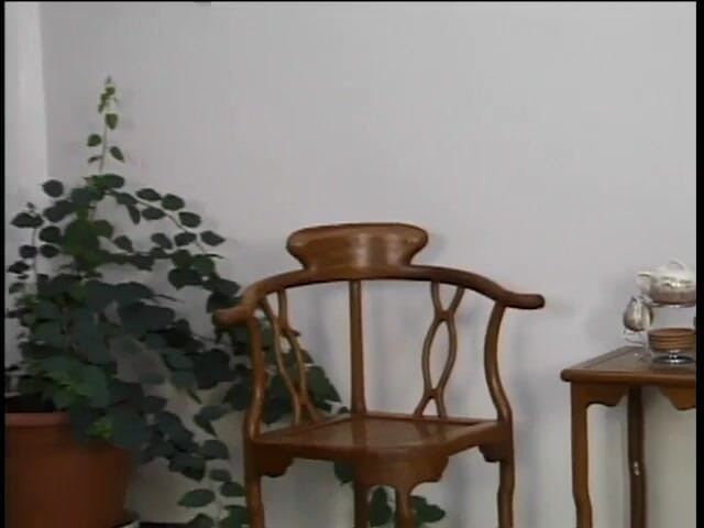 Anal seduction: O curvă blondă este futută în cur pe podea
