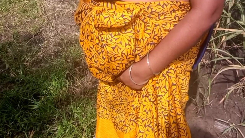 Priyanka314: अमरूद के बागान में देसी दोस्त की पत्नी स्तनों को पकड़ती और निचोड़ती है