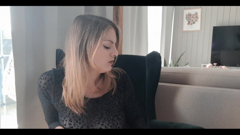 Naughty Natascha: 透けた体で喫煙?ああ、そうだ