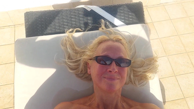 Selena701: Isteri matang berambut perang amatur menikmatinya di luar rumah