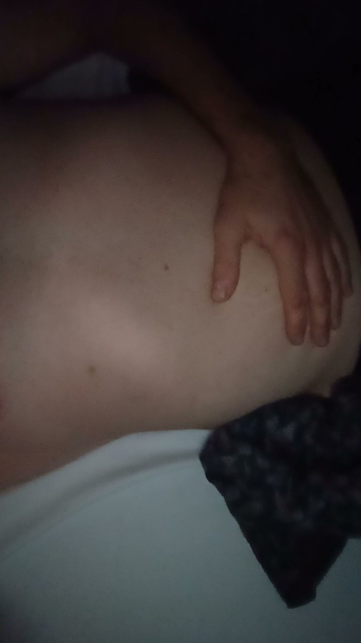 Hottieboy77: Garçon mal au ventre qui caresse son ventre