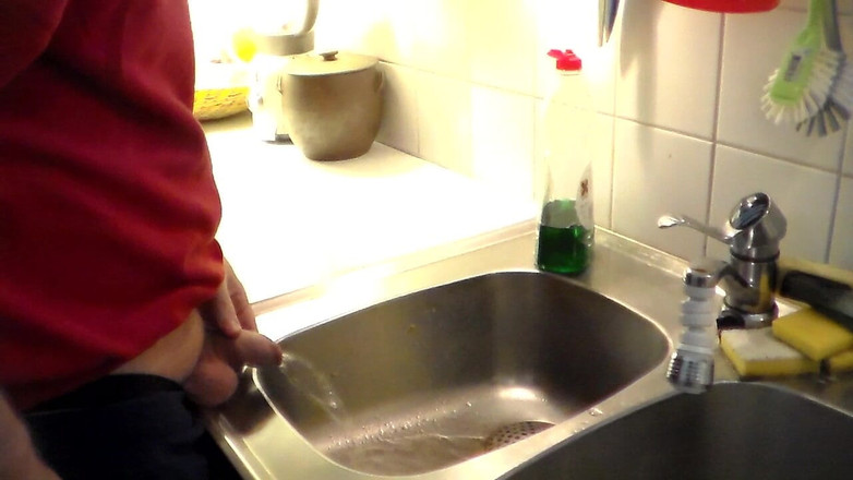 Sex hub male: John Pisst Im Spülbecken