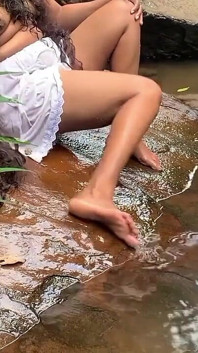 Seorang lelaki muda tiba semasa seorang wanita Sri Lanka dengan payudara besar semulajadi mandi dan mengongkeknya di sana di dalam air