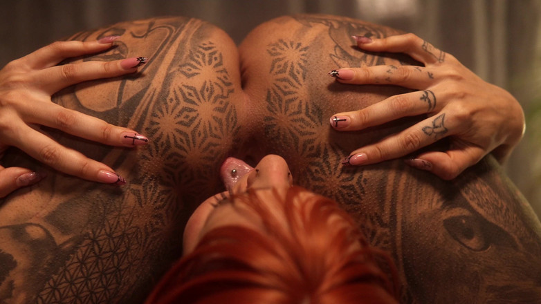 Lesbian porn: La Chica Tatuada Más Caliente Se Vuelve Loca Cuando Le...