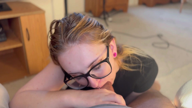 Island Boy Vids: Ayla Vixen пропонує зробити мінет, щоб притиснути пульт телевізора