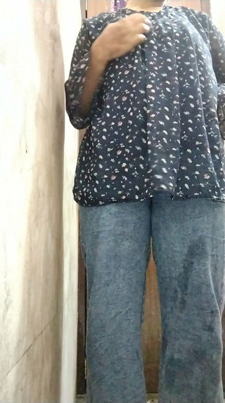 Riyathakur: Desi ragazza indiana del college che gioca e fa video