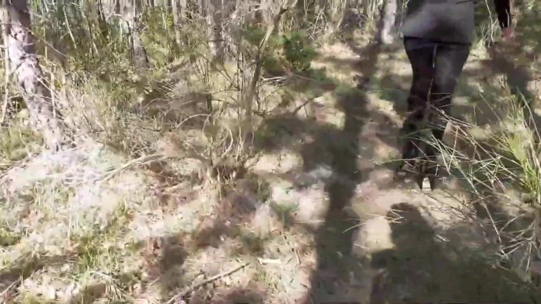 LauraOnHeels: MILF külotlu çorap ve yüksek topuklu ayakkabılarla yürüyor