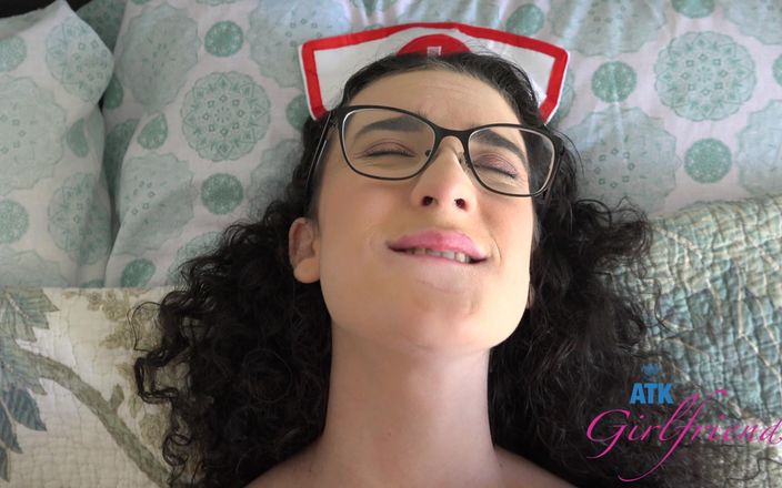 ATK Girlfriends: Ta nouvelle infirmière Lyra est là pour un traitement