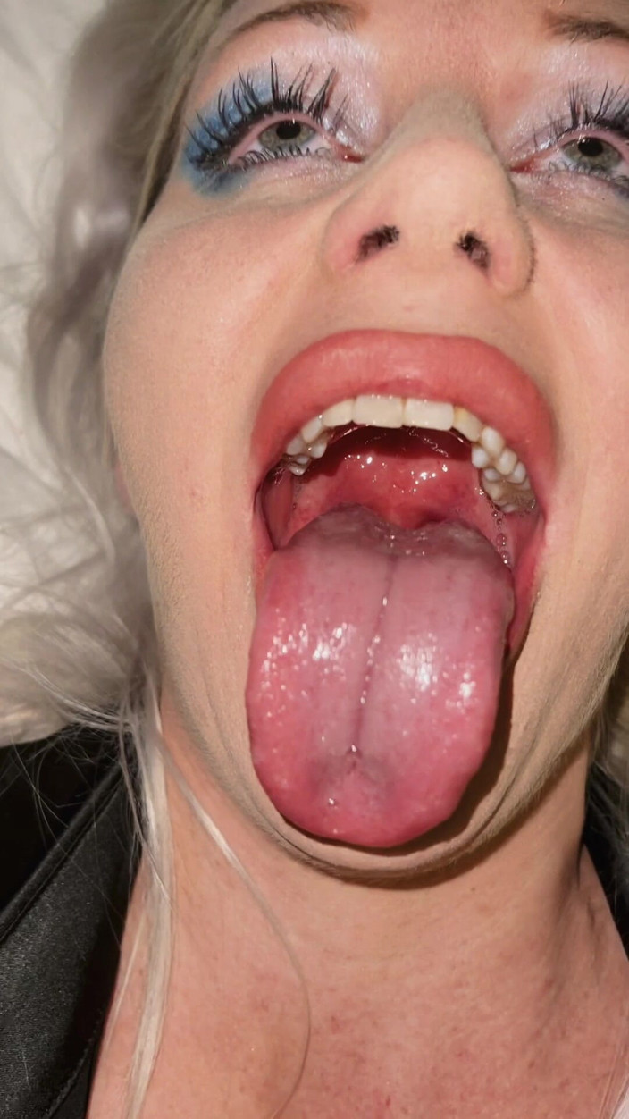 Sultry Silvea: 섹시한 Silvea Wet Dumb 재갈 걸레