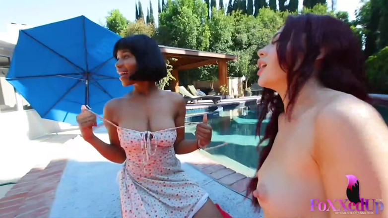 Jenna Foxx: Jenna Foxx seksi dan rakan rumahnya dalam seks bertiga lesbian...