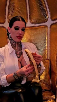 Slečna Alessa Milano drcení krmení nohou čištění bot, plivající fackování