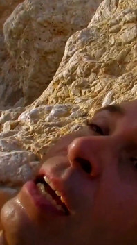 Angell Summers la teen bionda con grandi tette fa sesso anale e pompino sulla spiaggia