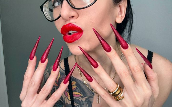 Julia domaina: Red Long Nails, Stilettos afiados, chupando dedos longos, lingerie de...