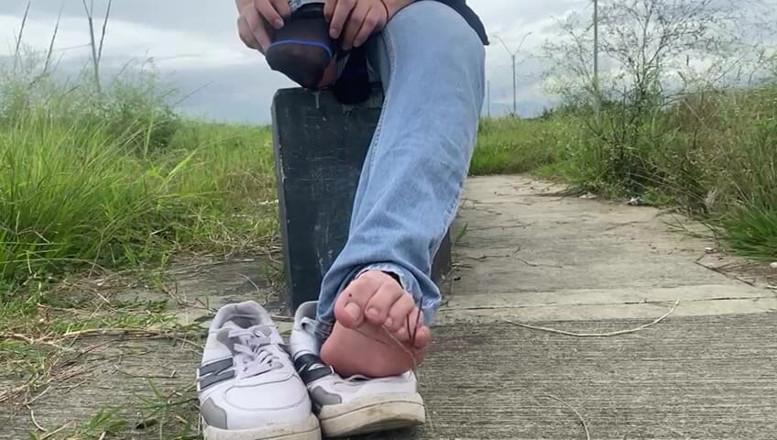 Mr Feet Colombia: You're Going to Massage, Lick and Smell My Feet Until...