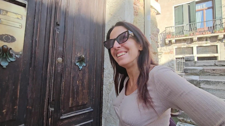 Ferrero anal experience: Mă excit în timp ce mă plimb prin Veneția și o fut