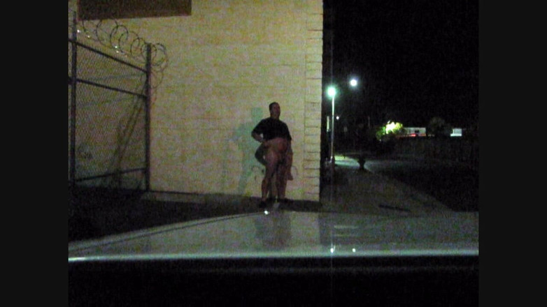 The porky pervert: Air mani trotoar malam hari