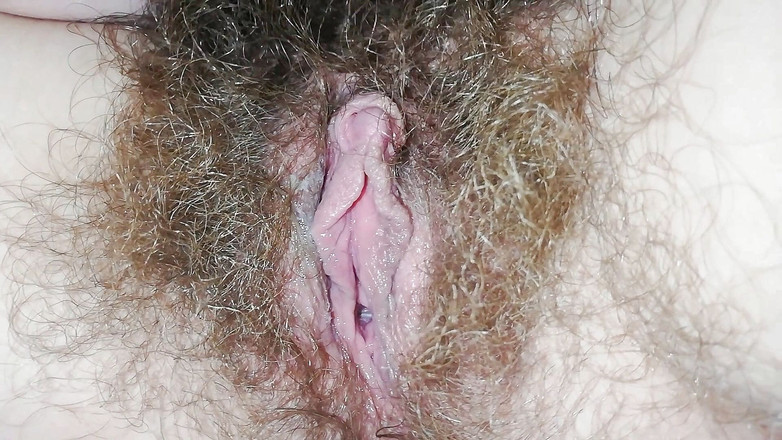 Cuteblonde666: ベッドの毛むくじゃらの猫のクローズアップオーガズム大きなクリトリスでクイックオナニー
