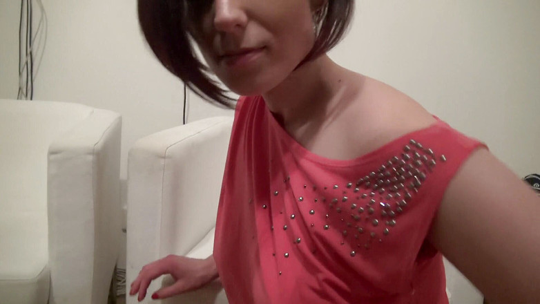 All Those Girlfriends: Viviene Red nosí spodní prádlo, zatímco si tře gauč v...