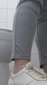 Privasi Ketegangan Toilet di Balik Pintu Tertutup
