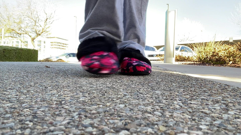 Tan feets: Tanfeet di luar selipar awam mengusik dengan kuku semula jadi