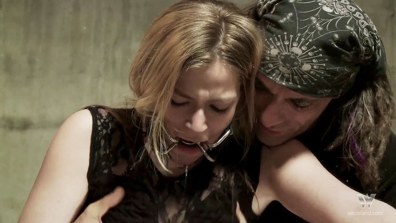 Bizare & Extreme: 金发荡妇为她的主人自慰