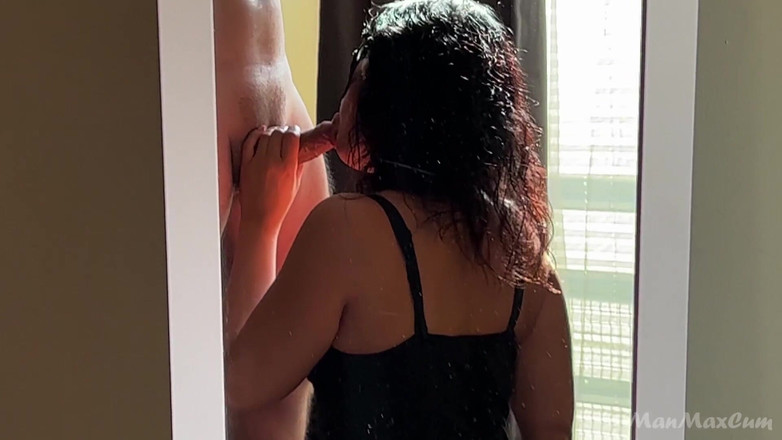 ManMaxCum: Lockige brünette schluckt sperma nach schlampigem lutschen