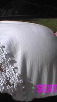 Sexo cachondo al aire libre con follada con consolador