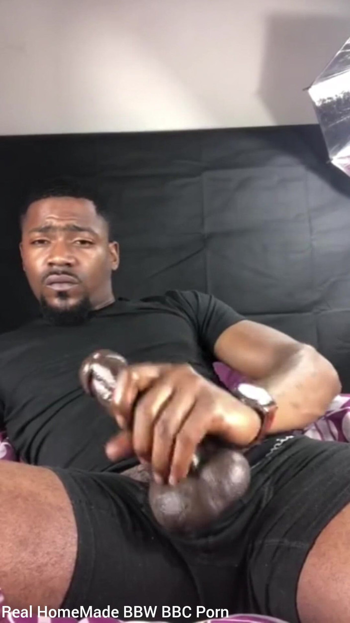 Big black cock BBCee: Masturbandosi di sborrando forte