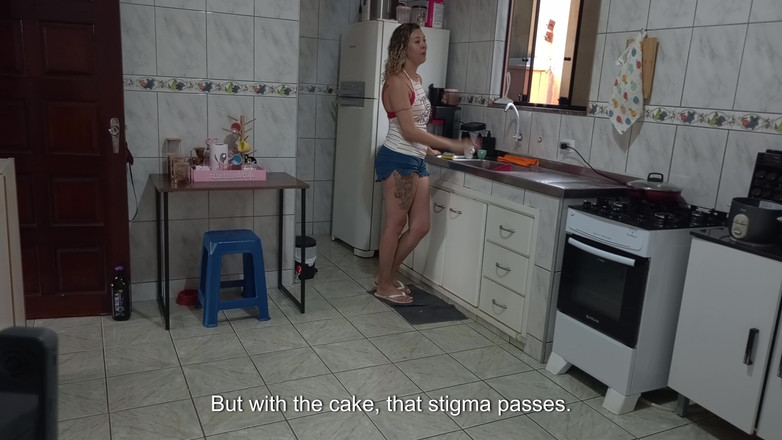 Gabi SweetCouplesStories: Young Maid utför extra tjänster att betala för college.