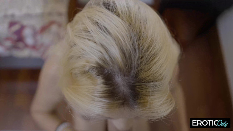 ONLYFREAKSX: Loodgieter rukt zijn pik bij de klant