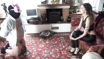 MMV and Eroticplanet Clips: Domuz gibi homurdanıyor - bdsm taşakları tekmeliyor