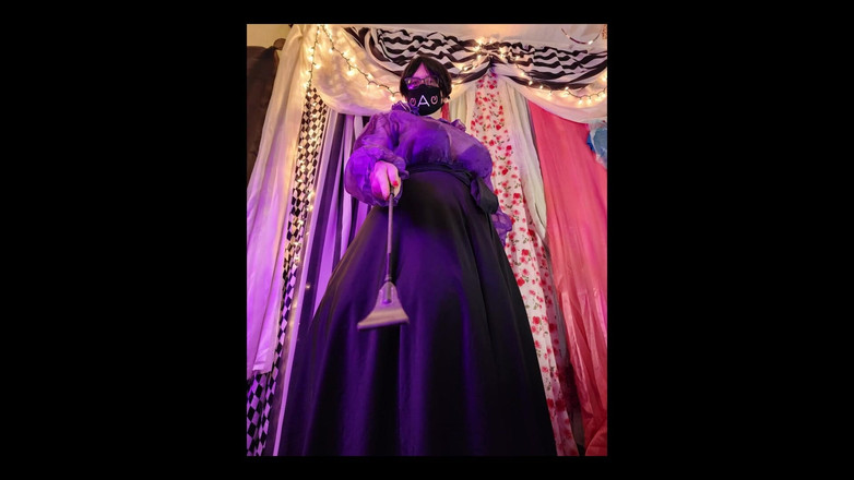 Miss Lacy Duval: Міс Лейсі використовує уніформу Бембі на вас