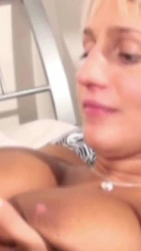 Scène de femmes coquines - 4_blonde à gros nichons, Wendy Star adore se faire éjaculer dessus