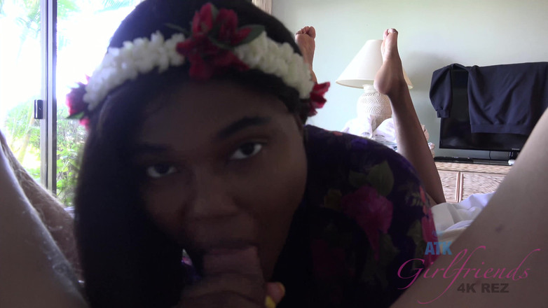 ATK Girlfriends: Lei fa un fantastico lavoro di succhiare il tuo cazzo