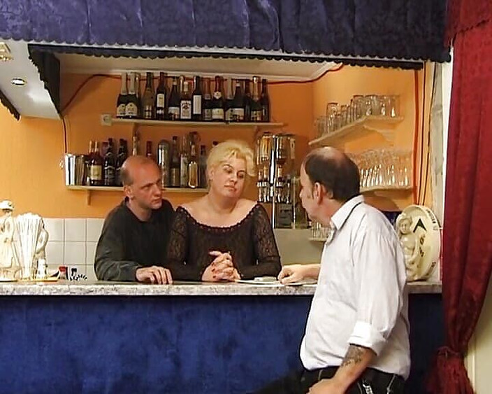 German Homemade: Brutta bionda tedesca sculacciata e duramente nel bar