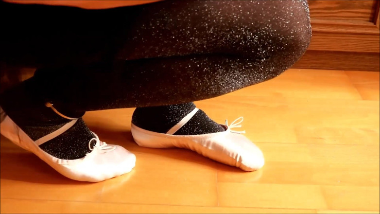 Crossdresser Violeta: Sissy wears a lurex pantyhose, ballet tutu, gymnastic slippers and...